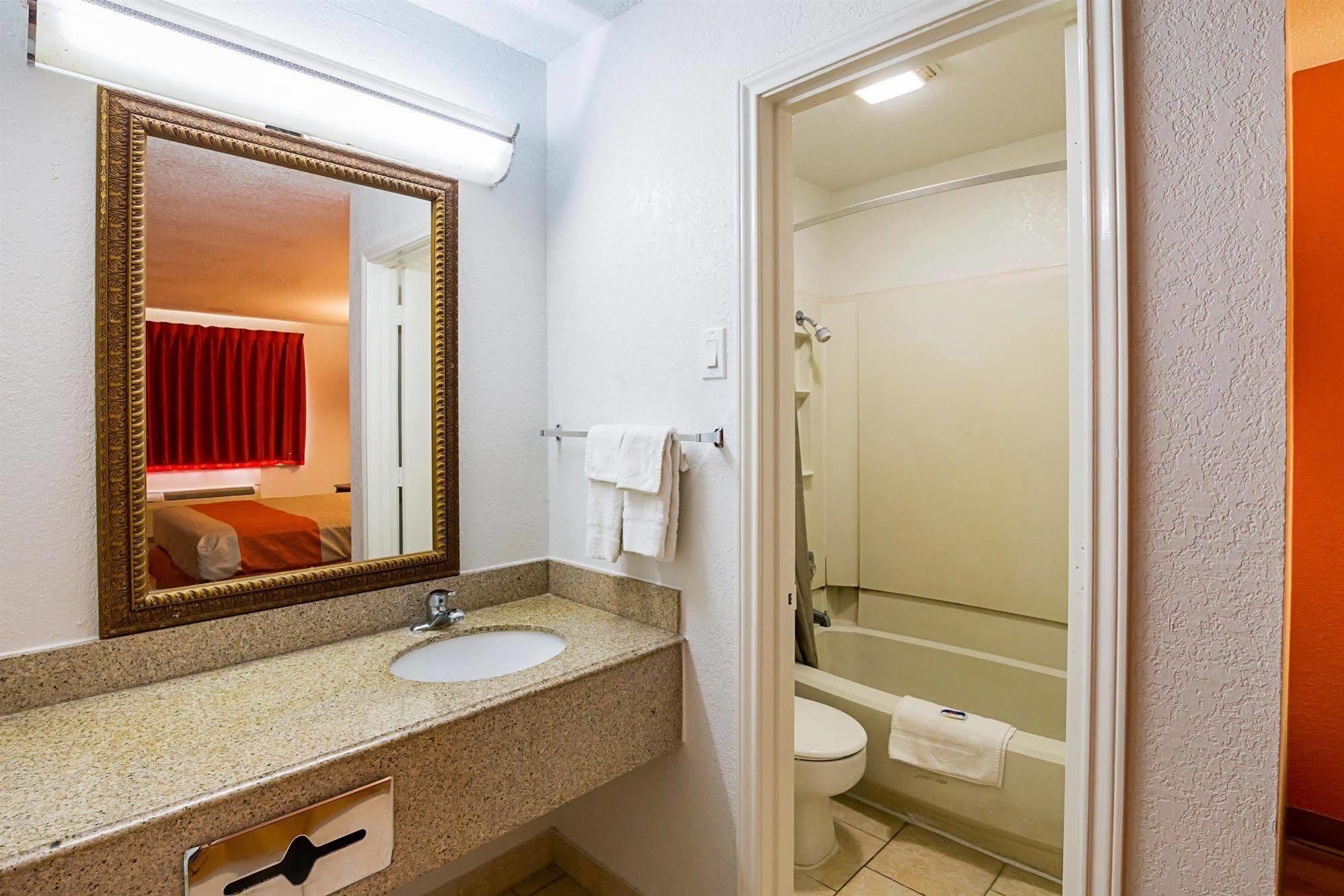 Hotel 6-red Oak, Tx - Dallas 2*